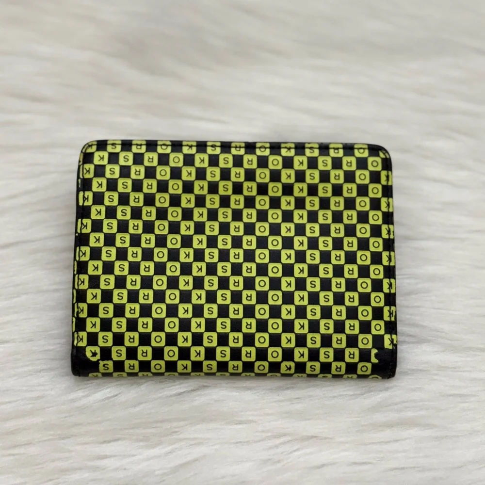MICHAEL KORS - BLACK LIME GREEN LEATHER NYC TAXI JET SET BI-FOLD SNAP WALLET